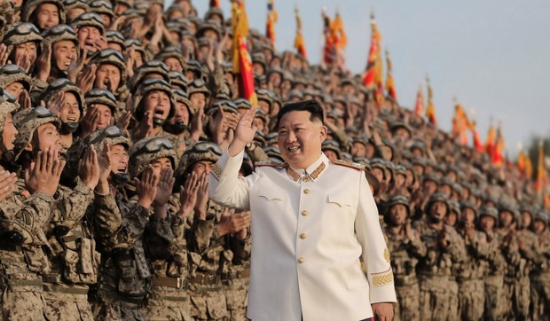 Kim Džong Un sa vojnicima nakon parade povodom 90. godišnjice vojske u Pjongjangu 27. aprila 2022.