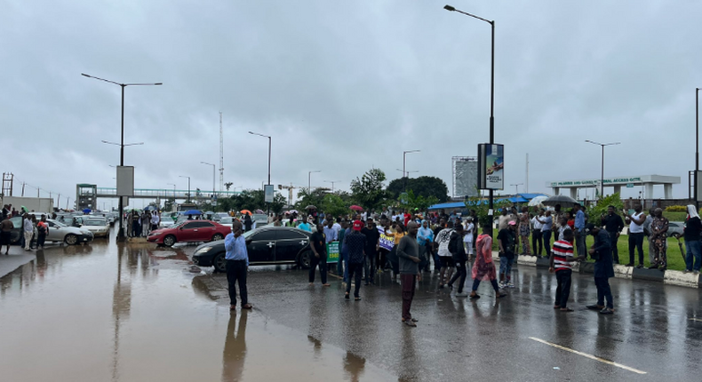 Students block the road leading to the airport in Lagos to protest over ASUU strike (TheCable)