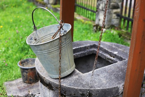 Studnia na działce ROD w 2026 roku. Jak legalnie ją wykopać i uniknąć 5000 zł mandatu?