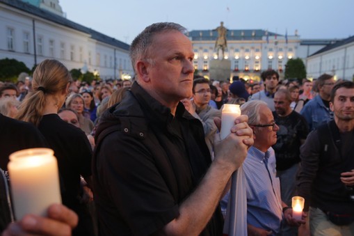 protestujący przed Pałacem Prezydenckim