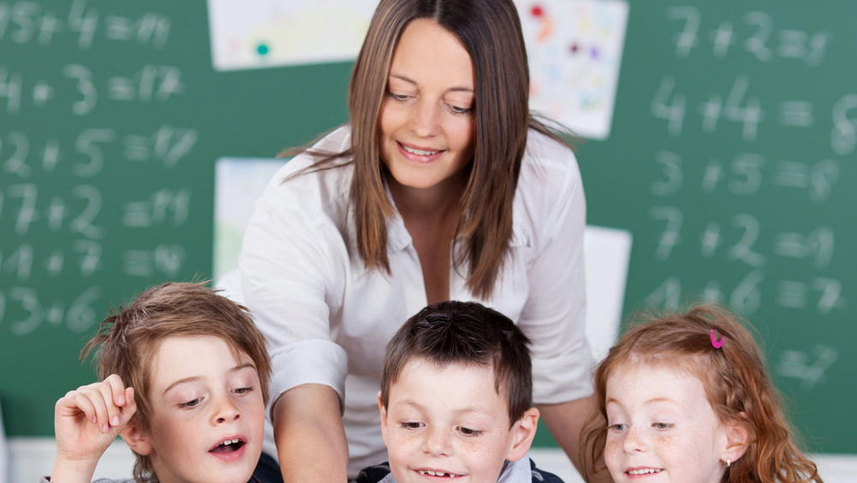 Od 1 września 2015 r. wszystkie 5-latki będą się uczyć obowiązkowo, bezpłatnie języka obcego w przedszkolach - wynika z nowelizacji podstawy programowej wychowania przedszkolnego i kształcenia ogólnego, podpisanej przez minister edukacji Joannę Kluzik-Rostkowską.