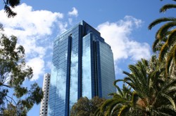 Okna biurowców będą produkować elektryczność