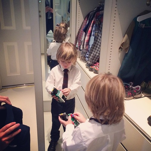 Mały Zachary w trakcie przygotowań