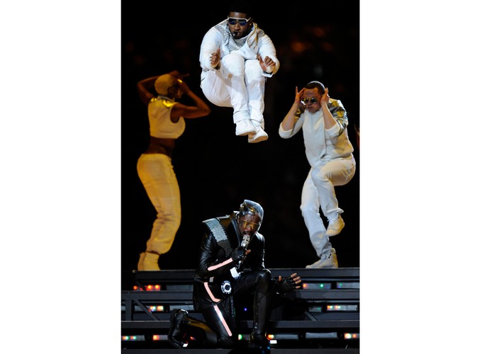 Występ Ushera i zespołu Black Eyed Peas