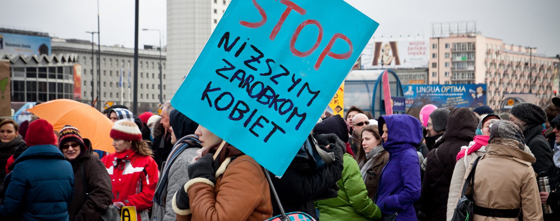 Manifestacja w Dniu Kobiet 8 marca w 2011 r. Luka płacowa w Polsce regularnie maleje, ale prawdopodobnie nie zniknie - ostrzegają eksperci. 