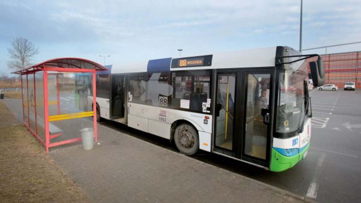 Czy autobus jest dla mieszkańców osiedla, czy dla centrum handlowego? – pyta nasz Czytelnik. Dotyczy to autobusu linii 88 na Gumieńcach.