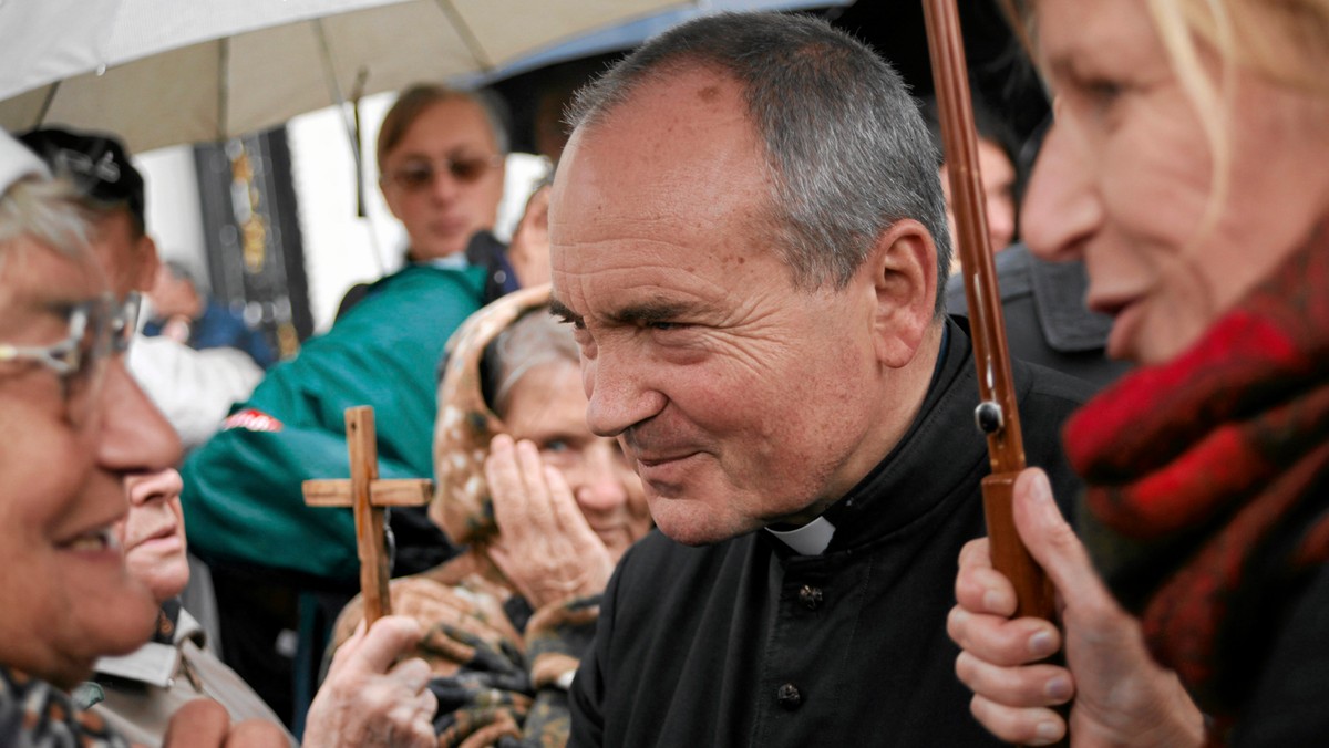 W relacjach z czwartej rocznicy katastrofy smoleńskiej mainstreamowe media skupiły się na tym, że przed Pałacem Prezydenckim ks. Stanisław Małkowski odmówił modlitwę zaproponowaną w 1886 r. przez papieża Leona XIII, zauważa "Gazeta Polska Codziennie".