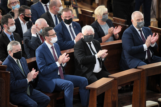 Toruń, 08.08.2020. Premier Mateusz Morawiecki (2L-I rząd), prezes PiS Jarosław Kaczyński (3L-I rząd), wicepremierzy Piotr Gliński (L-I rząd) i Jacek Sasin (P-I rząd) oraz szef Urzędu do Spraw Kombatantów i Osób Represjonowanych Jan Józef Kasprzyk (2P-II rząd) i prezes Trybunału Konstytucyjnego Julia Przyłębska (II rząd,P)biorą udział w mszy świętej w Sanktuarium NMP Gwiazdy Nowej Ewangelizacji i św. Jana Pawła II w Toruniu, 8 bm. z okazji otwarcia Parku Pamięci Narodowej "Zachowali się jak trzeba". (aldg) PAP/Tytus Żmijewski