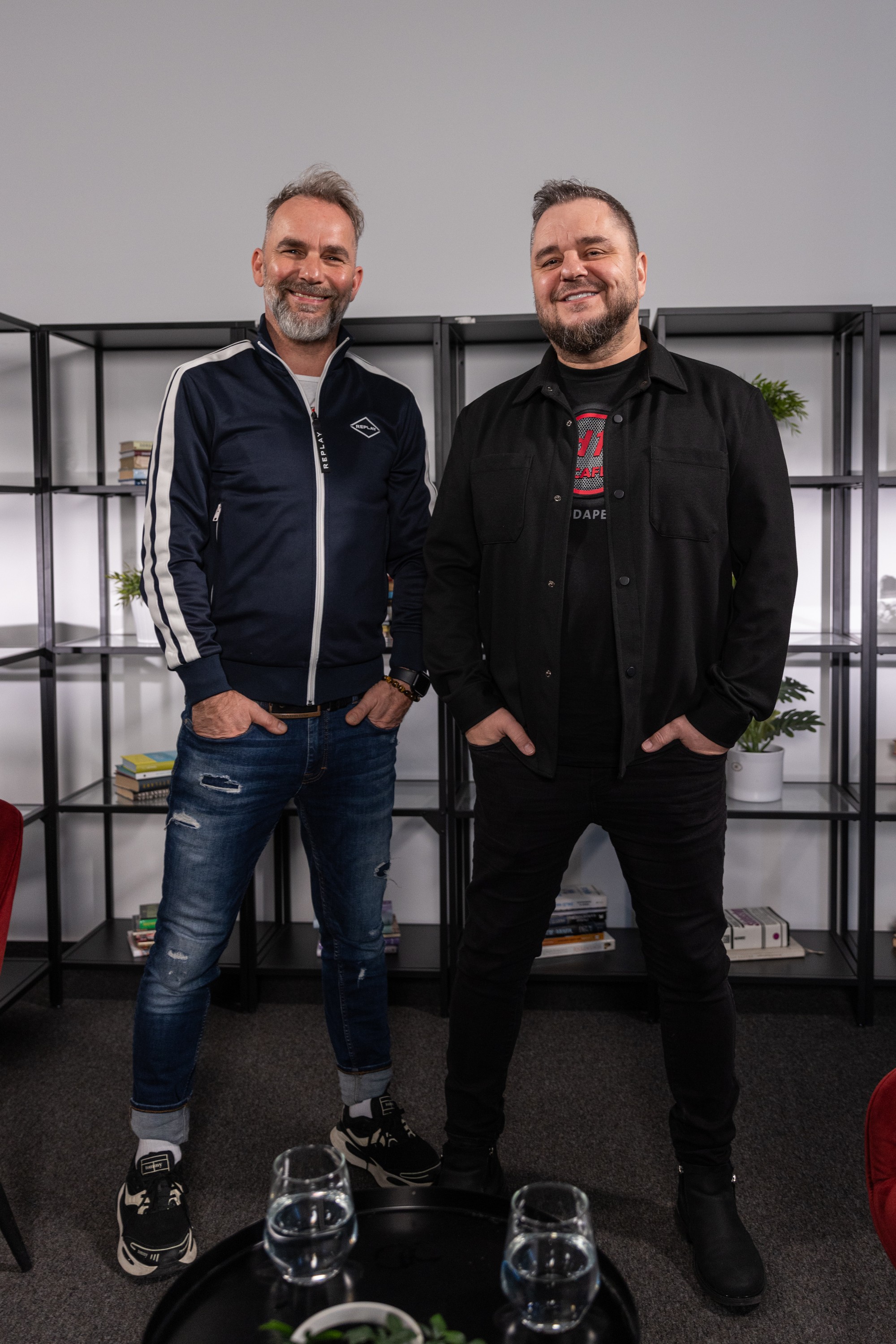 Bubeník skupiny Desmod Ján Škorec a spevák Mário „Kuly“ Kollár v relácii Off Record.