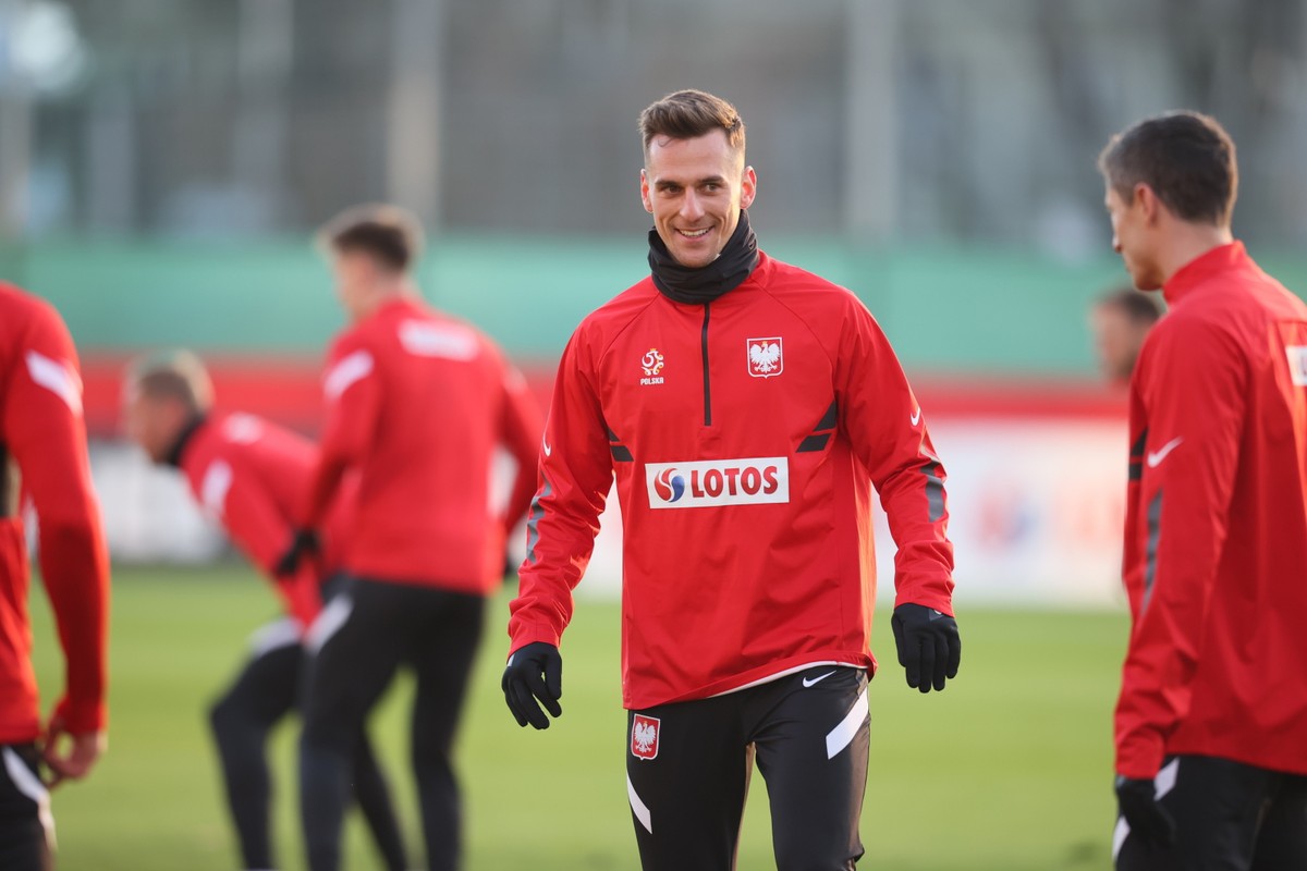 Napastnik piłkarskiej reprezentacji Polski Arkadiusz Milik podczas treningu kadry na bocznym boisku Legii w Warszawie, 22 marca