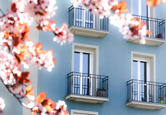 Trzy dodatki, których nie może zabraknąć na twoim balkonie wiosną. Niedrogie i modne