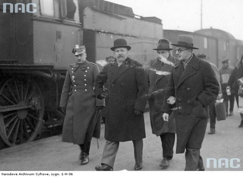 Profesor Politechniki Lwowskiej Kazimierz Bartel (drugi z lewej) podczas powitania na dworcu w Warszawie