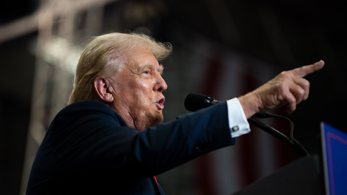 Azt állítják, kamu Donald Trump fülsérülése! Fotón a megtámadott elnökjelölt sérülés nélküli feje