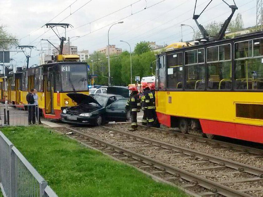 Tramwaj zmiażdżył peugeota na Mokotowie