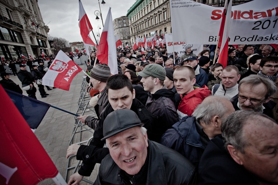 Zwolennicy PiS przed pałacem, fot. Maciej Stankiewicz