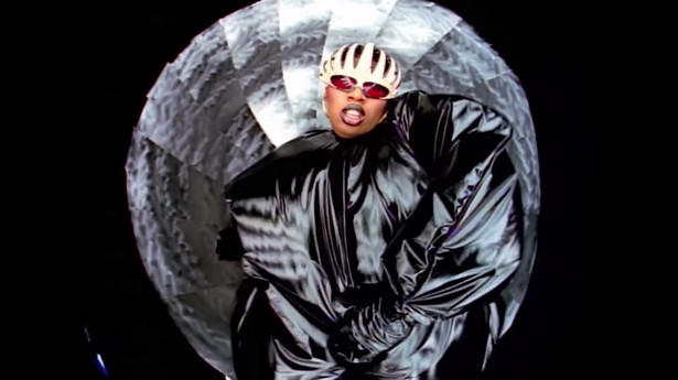 Missy Elliott w teledysku "The Rain (Supa Dupa Fly)"