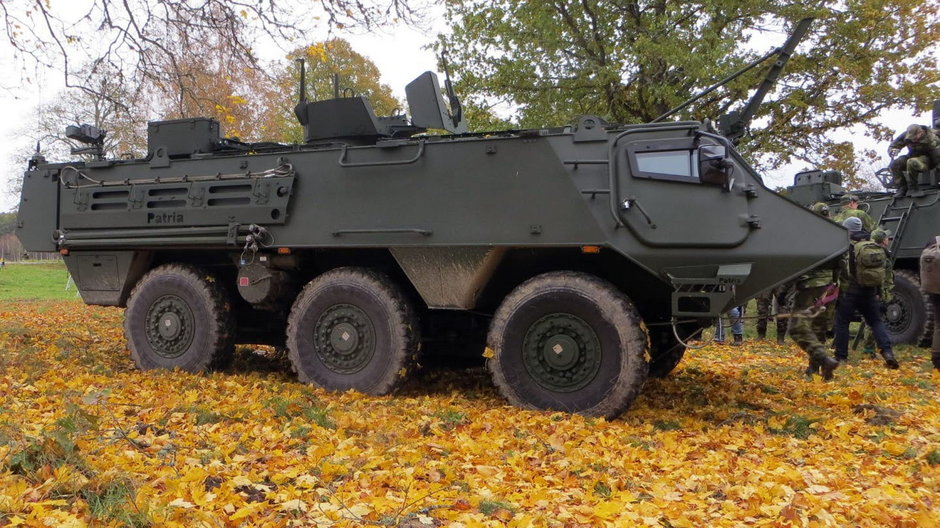 Szwedzki transporter Patria CAVS dostarczony w ramach pierwszej serii 20 pojazdów. Widoczna na górze ręcznie sterowana obrotnica na uzbrojenie, która w nowych wozach zostanie zastąpiona zdalnie sterowanym stanowiskiem bezzałogowym