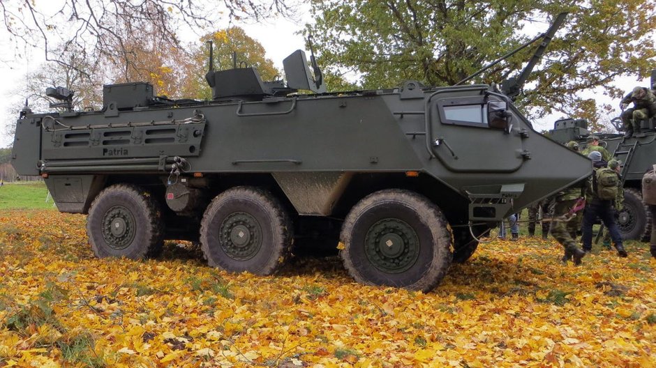 Szwedzki transporter Patria CAVS dostarczony w ramach pierwszej serii 20 pojazdów. Widoczna na górze ręcznie sterowana obrotnica na uzbrojenie, która w nowych wozach zostanie zastąpiona zdalnie sterowanym stanowiskiem bezzałogowym