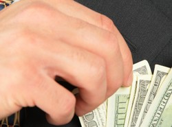 Kieszonkowiec nie kradnie, a podrzuca pieniądze