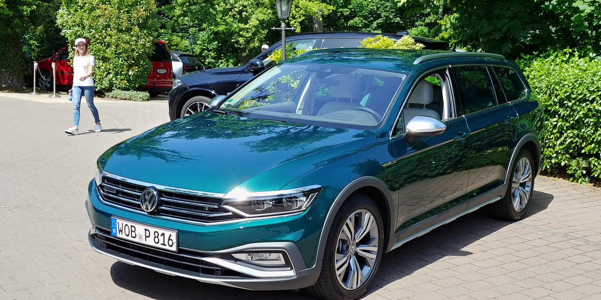 Jak jeździ nowy volkswagen passat? Jeździ... sam!