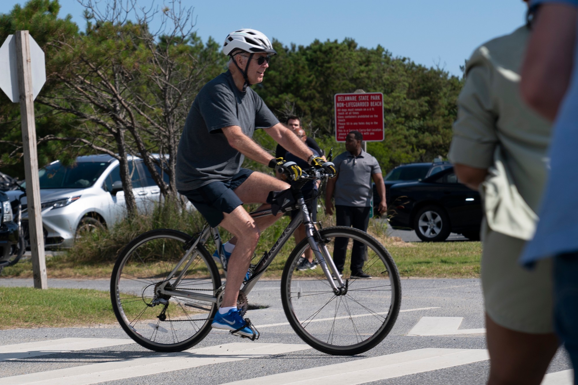 Americký prezident Joe Biden jazdí na bicykli v americkom meste Rehoboth Beach.