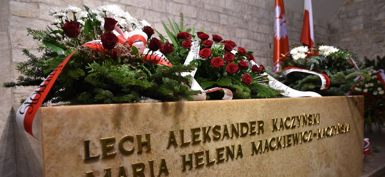 "Ciała śpią, dusze czuwają". Prezydent Duda modlił się przy sarkofagu Lecha i Marii Kaczyńskich