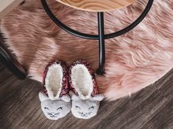 „Kapcie” dla gości - czy wiesz, co na ten temat mówi savoir vivre?