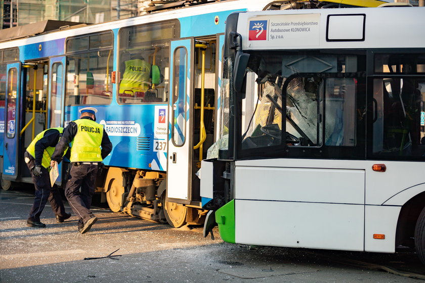 Wypadek w Szczecinie. Autobus zderzył się z tramwajem. Są ranni