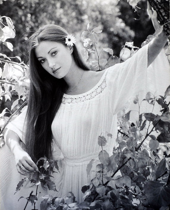 Jane Seymour w swoim przydomowym ogrodzie, 1979 r.