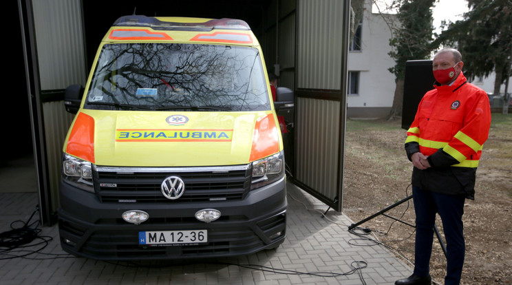 Győrfi Pál, az Országos Mentőszolgálat szóvivője a bonyhádi mentőállomás újonnan kialakított garázsának átadásán / Fotó: MTI/MTI Fotószerkesztőség/Kiss Dániel