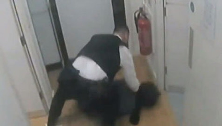 Oborio je na pod pa počeo da udara po glavi