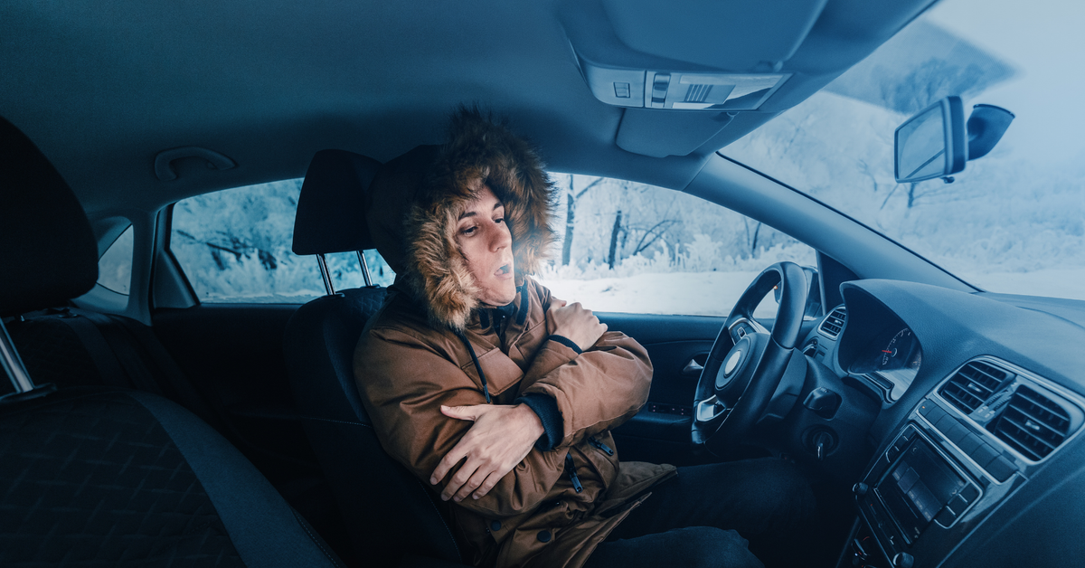 Zakaz nagrzewania auta przed jazdą. Kierowcy muszą ubierać się na cebulkę i zabierać ciepły termos