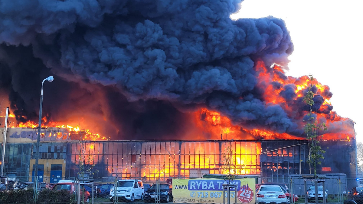 Pożar hali produkcyjnej. Kłęby dymu nad Wrocławiem