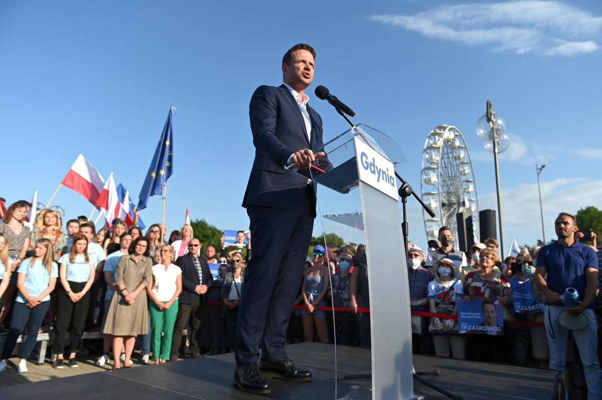 Gdynia, 17.07.2020. Prezydent Warszawy Rafał Trzaskowski podczas spotkania z mieszkańcami w ramach oficjalnego zakończenia kampanii prezydenckiej, 17 bm. na Skwerze Kościuszki w Gdyni. (mr) PAP/Jan Dzban