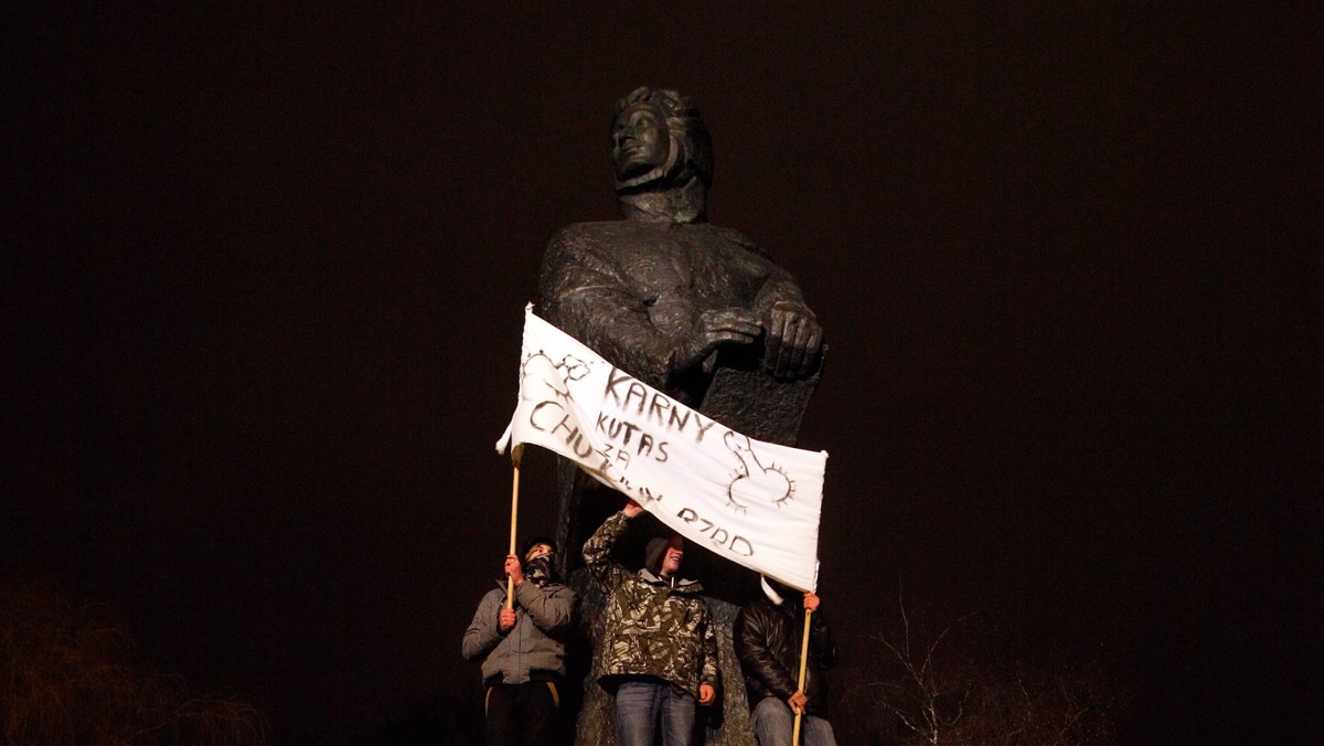 Żeby ratyfikować umowę ACTA, prezydent musi dostać zgodę parlamentu, wyrażoną w ustawie - uważają konstytucjonaliści. Umowa, nawet jeśli nic nie zmieni w naszym prawie, dotyczy zagadnień, co do których wymagane jest stanowisko Sejmu i Senatu.