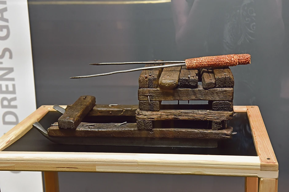 Deda unuku napravio male sanke