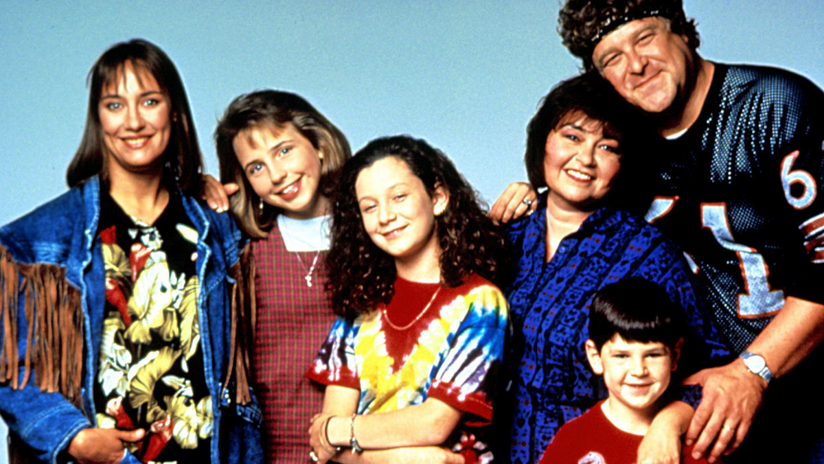 Telewizja ABC ogłosiła, że kultowy serial komediowy z lat 90. – „Roseanne” powróci pod koniec marca przyszłego roku. Serial ma być wierny swoim korzeniom, a w roli głównej tak jak przed laty ma pojawić się Roseanne Barr. Telewizja wypuściła też pierwszy zwiastun serialu.