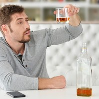 Mi jó torokfájás ellen? Tényleg segít a pálinka, vagy ártunk vele?