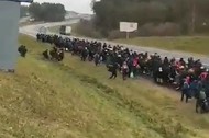 Migranci maszerujący w stronę granicy z Polską.