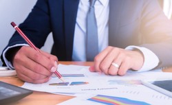 Jak skutecznie wynegocjować podwyżkę? Sprawdź 4 porady, które przybliżą Cię do wyższej pensji