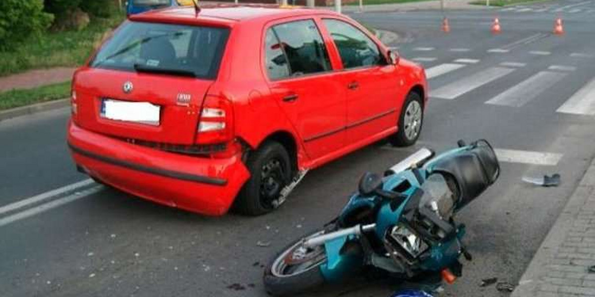 Motocyklista nie wyhamował i walnął w...