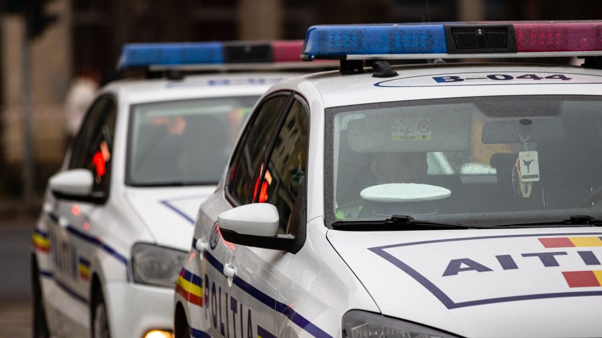 Un bărbat din Olt a furat o mașină în care se afla un copil și a făcut accident după câteva minute