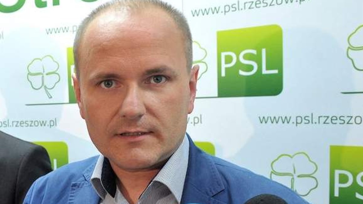 Do rekacji Nowin24 zadzwoniła czytelniczka gazety. Przedstawiła się jako pacjentka Wojewódzkiego Szpitala Specjalistycznego w Rzeszowie. Opowiadała, że z soboty na niedzielę na oddziale okulistycznym doszło do awantury z udziałem posła Dariusza Dziadzio z PSL. Interweniowała policja. Dodała, że poseł wyglądał, jak po spożyciu alkoholu.