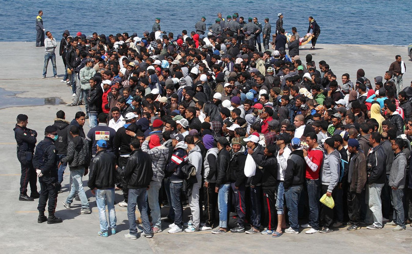 Imigranci w porcie na wyspie Lampedusa