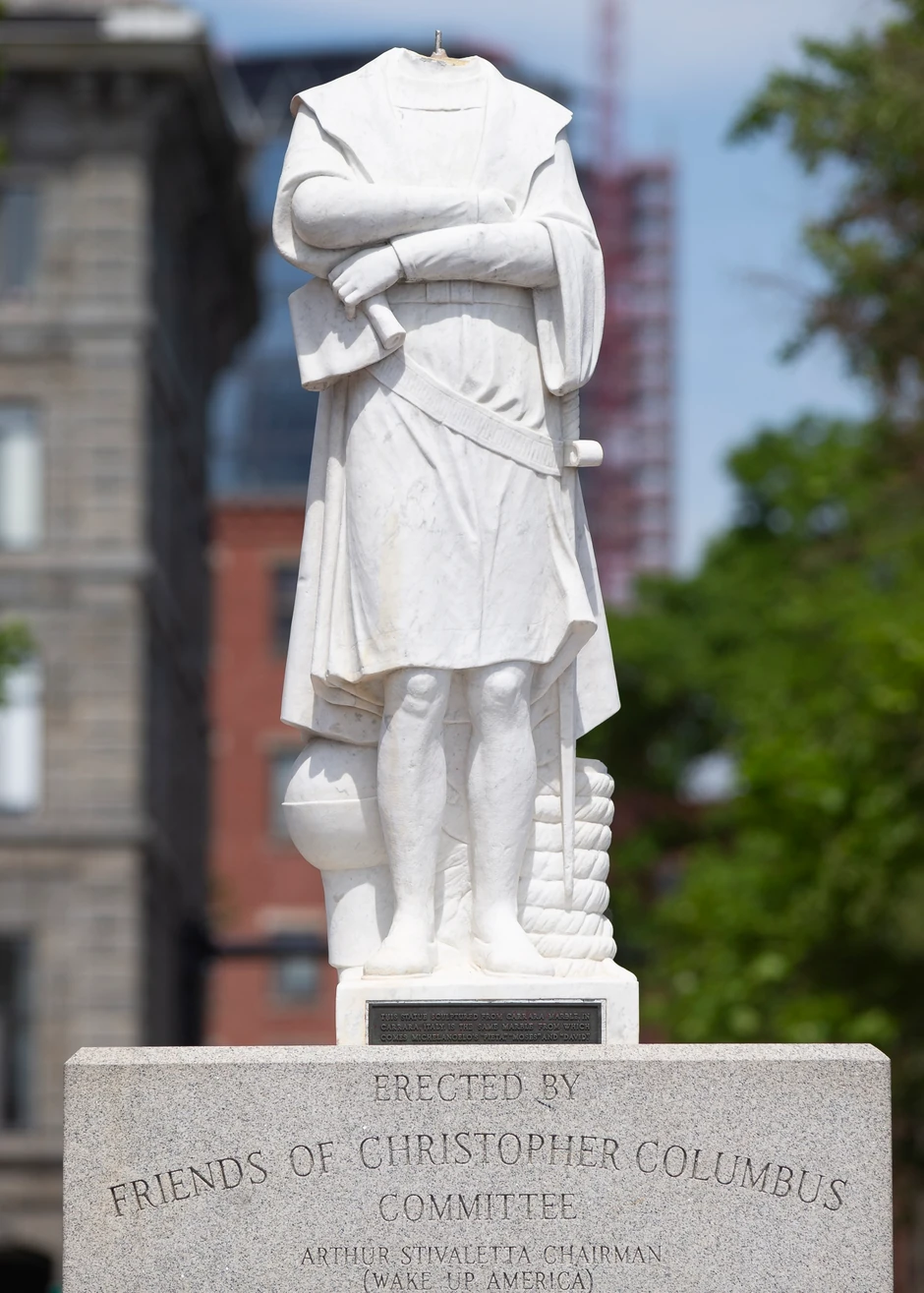 Obezglavljena statua Kristofera Kolumba u Bostonu u junu 2020.