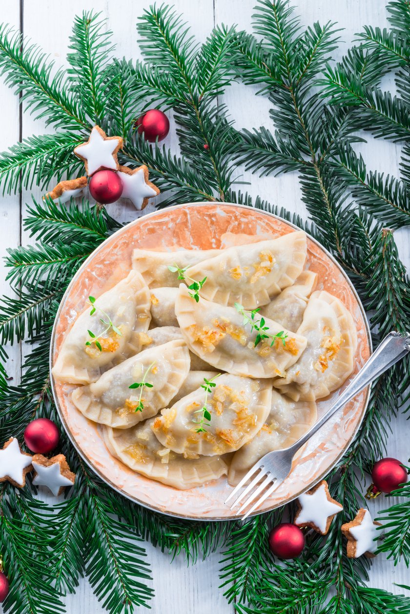 Jak podawać pierogi? Lepsze z wody czy podsmażane na patelni?