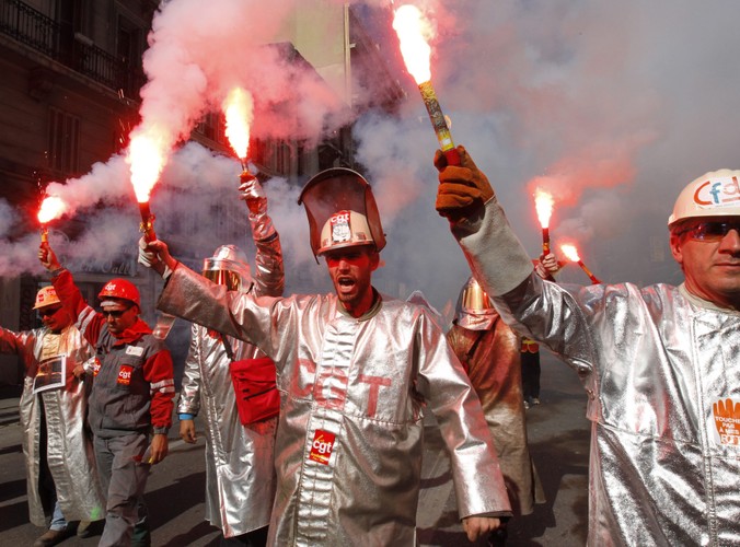 Demonstracja pracowników huty Arcelor Mittal w Marsylii. Hutnicy przyłączyli się do protestów przeciw reformie emerytalnej