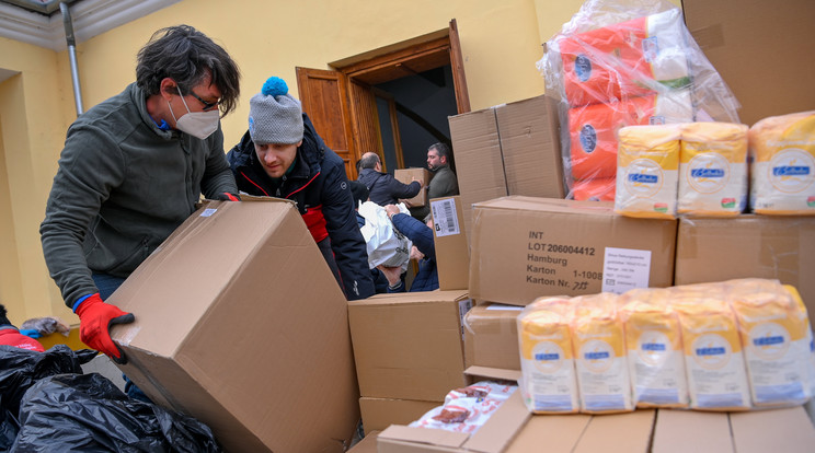 A Nemzetstratégiai Kutatóintézet munkaközössége által szervezett, a Kárpátalján élő, rászoruló emberek számára gyűjtött adományokat rakodják Beregdarócon / Fotó: MTI/Czeglédi Zsolt