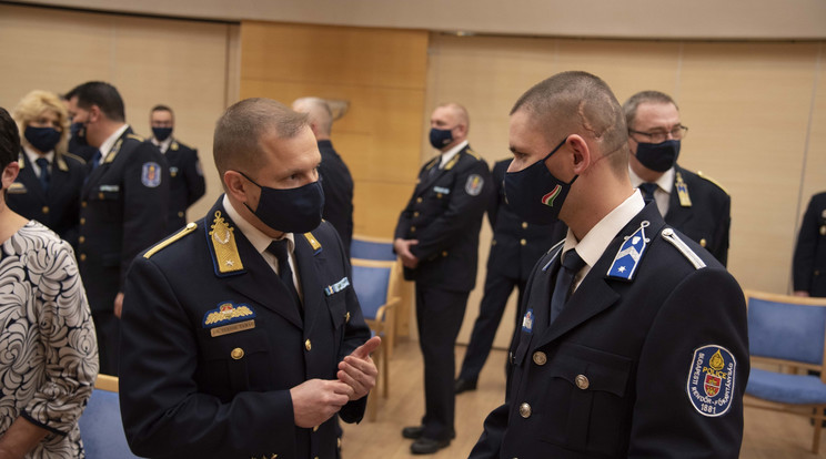 Tavaly december 24-én életveszélyes sérülésekkel szállították kórházba a megkéselt Pétert, most ő és járőrtársa elismerésben részesültek / Fotó: police.hu