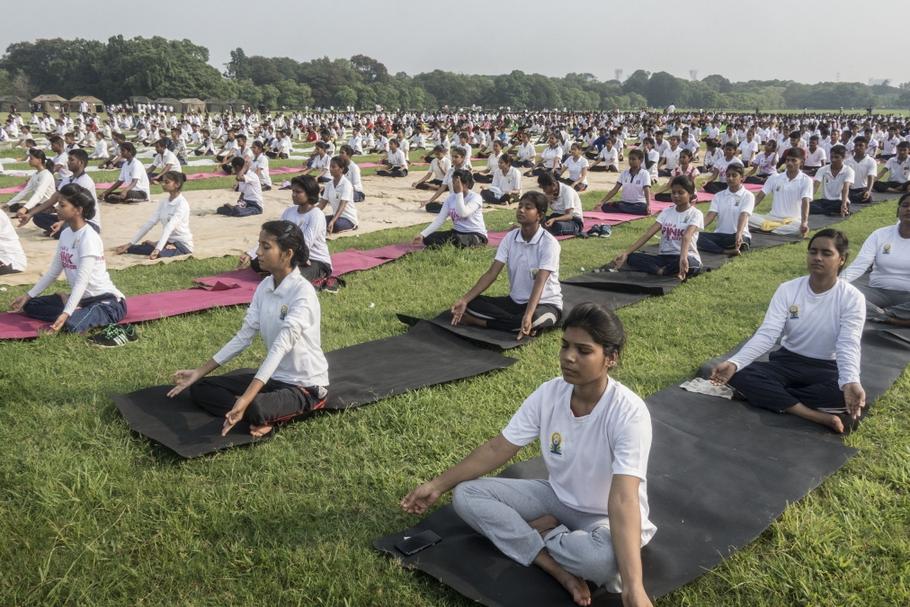 Indyjski rząd aktywnie zachęca swoich obywateli do praktyki jogi. Na zdjęciu: masowa sesja jogi w Kalkucie, 21.06.2018